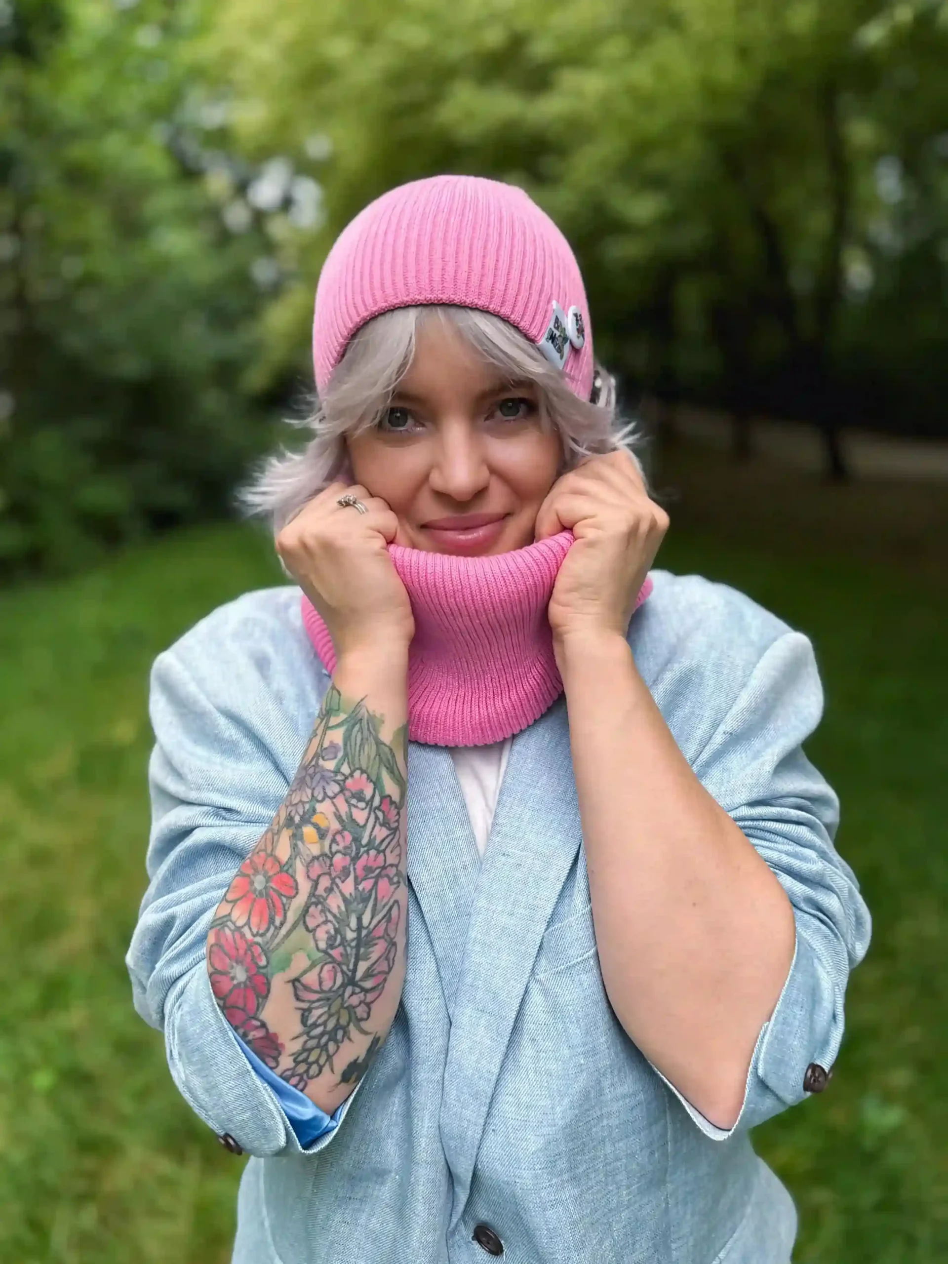 Luźna czapka z bawełny logo kolorowe "Różowy" 176 szal z baweny scaled 1