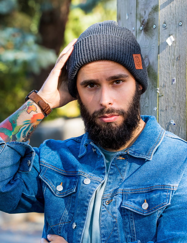 Męska czapka long logo ekoskórka "Ciemny szary" 64 szara beanie meska jesienna brain inside