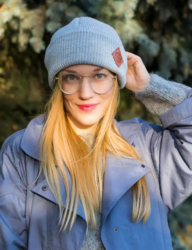 Czapka beanie logo ekoskórka "Jasny szary" 31 szara-beanie-na-jesień-wywijana-brain-inside-krótka