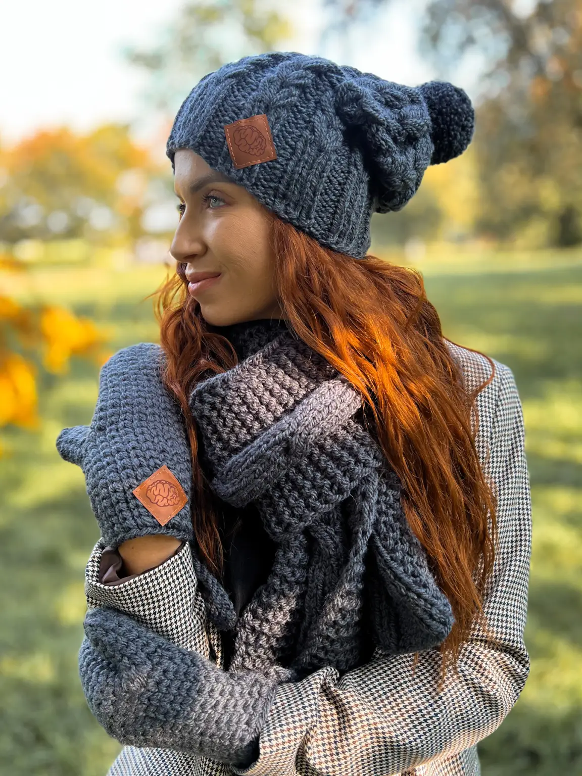 Czapka zimowa z pomponem SMILE ,,Ciemny szary" 142 szara czapka merino 1