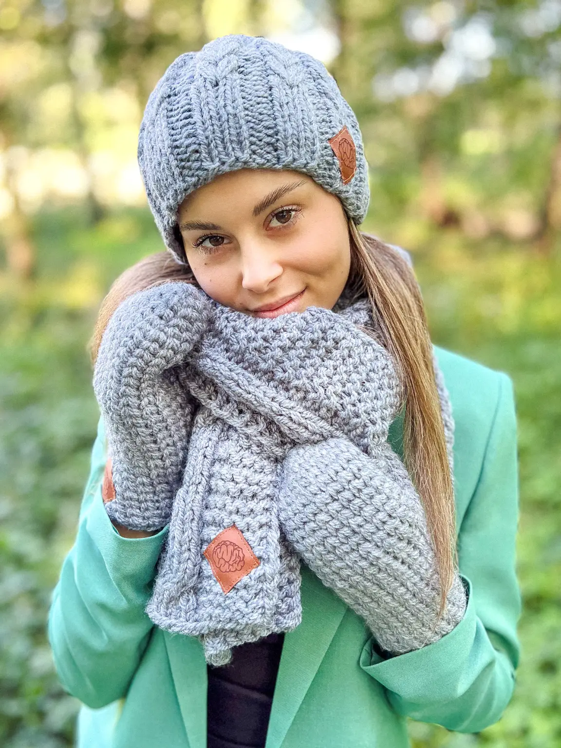 Czapka zimowa z pomponem SMILE ,,Szary" 173 szare mitenki alpaka