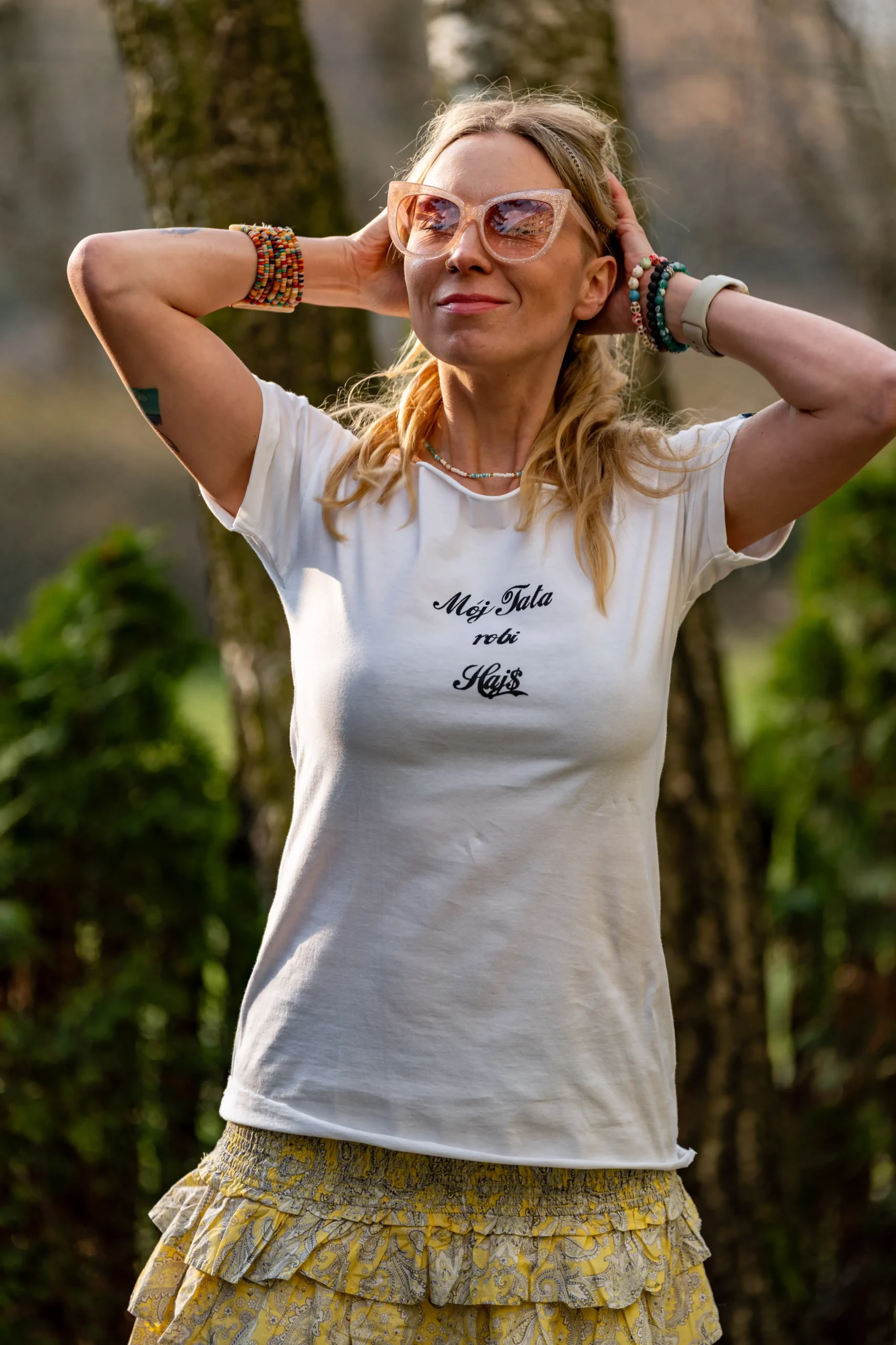 Biała koszulka oversize z nadrukiem Mój tata robi hajs 23 t shirt damski z nadrukiem oversize scaled 1