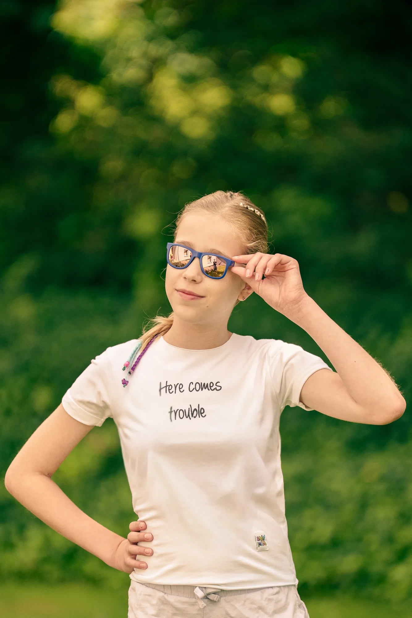 T-shirt dla dziecka z napisem Here comes trouble 76 t shirt dzieciecy z nadrukiem