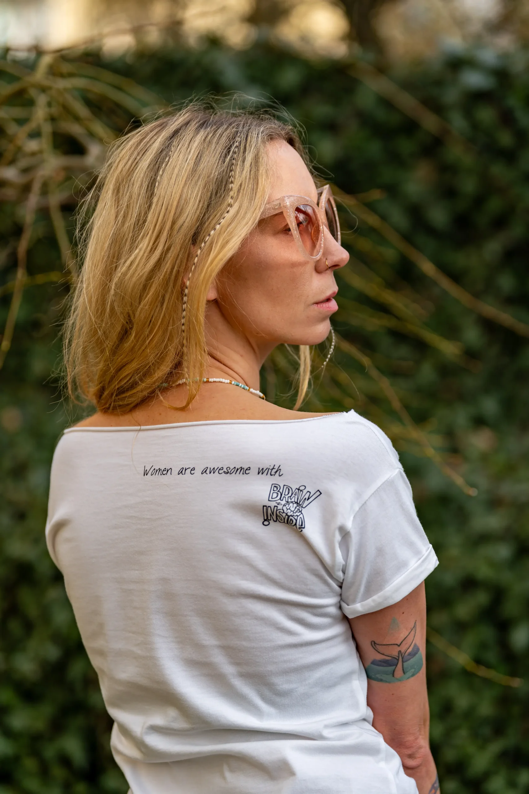 Biała koszulka oversize z nadrukiem Mój tata robi hajs 42 t shirt oversize damski bialy scaled 1