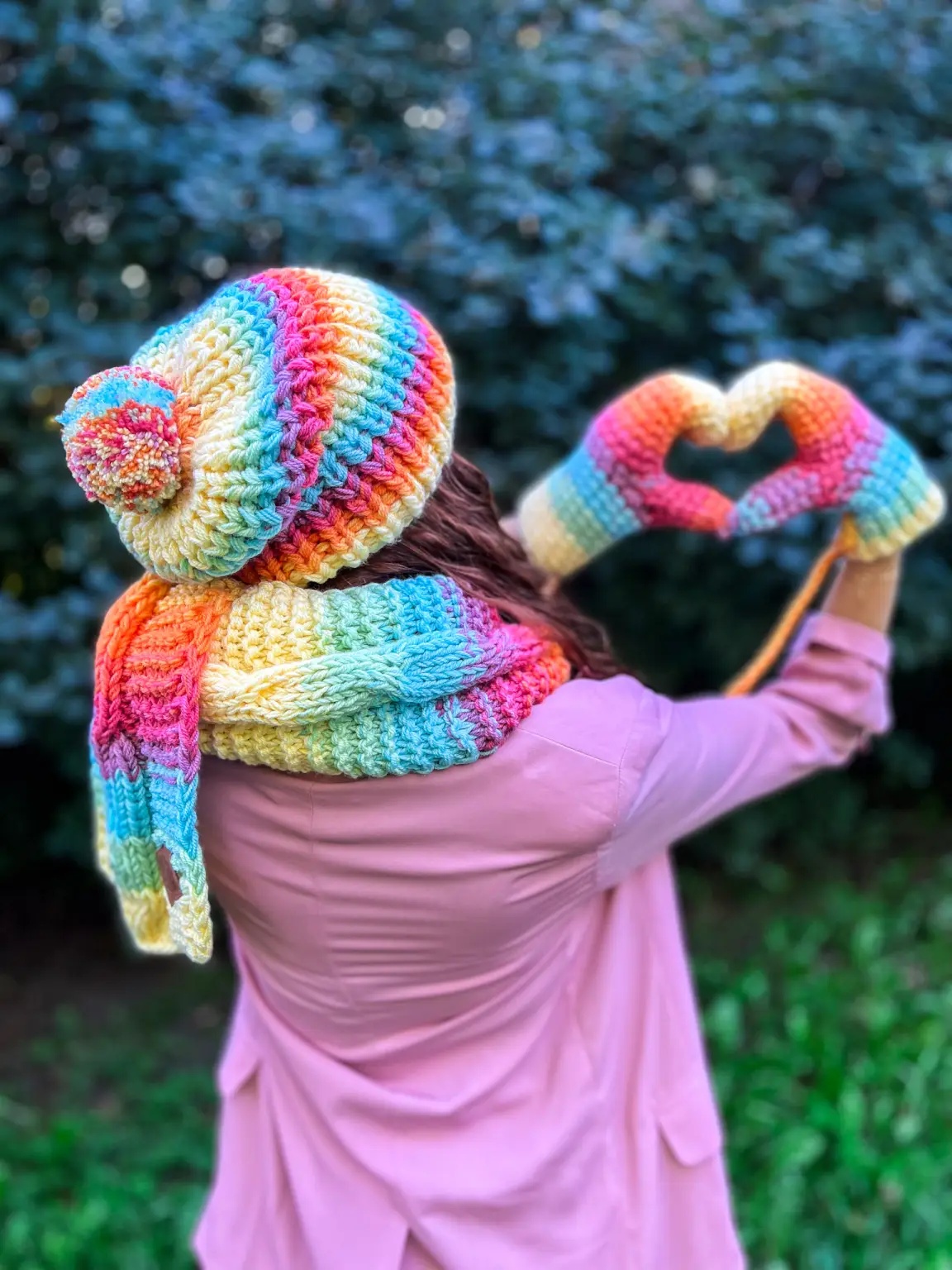 Czapka ręcznie robiona z pomponem ENERGY SHOT ,,Cieniowane cytrusy" 202 teczowa czapka handmade na morsowanie