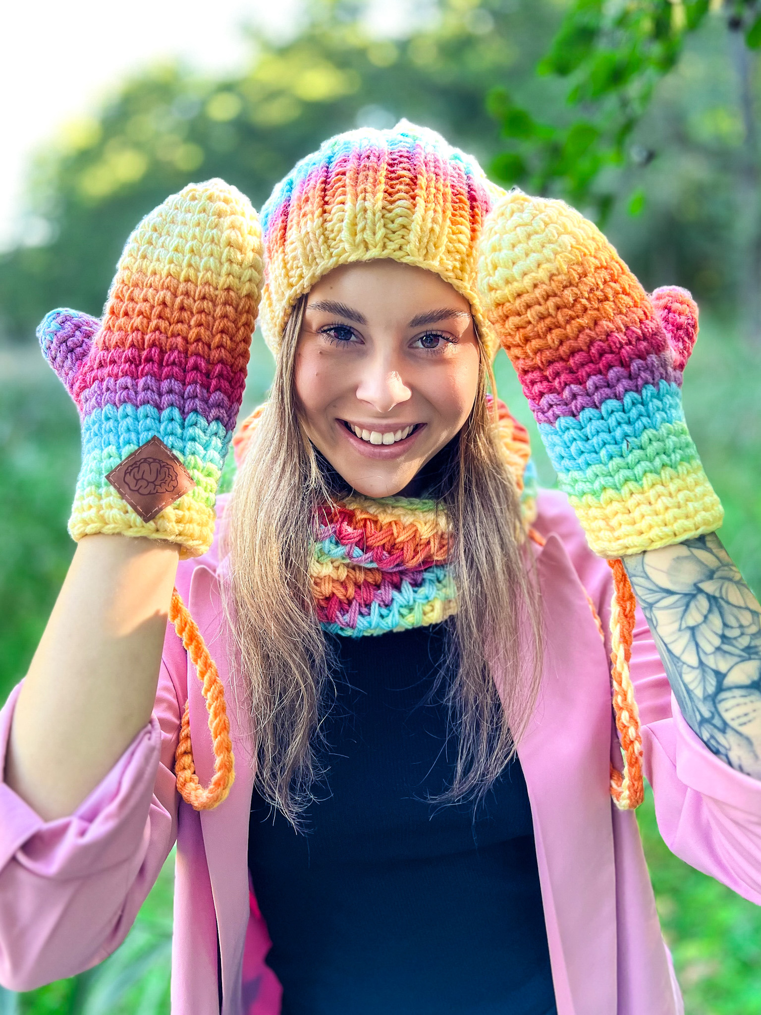 Kolorowe rękawiczki handmade ze sznureczkiem ,,Cieniowane cytrusy" 39 teczowe rekawiczki dziergane na drutach