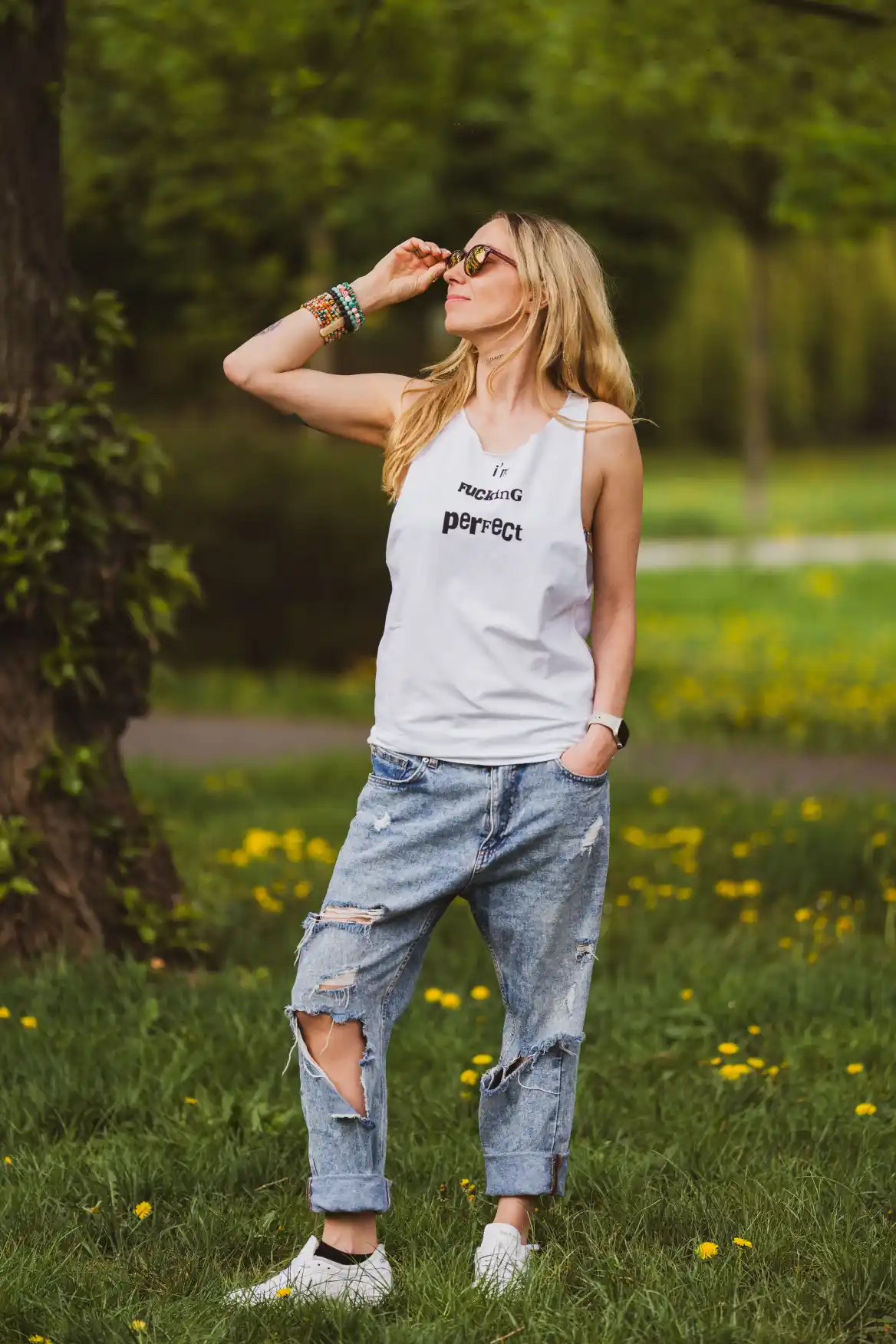 Biały tank top z napisem I'm fucking perfect 10 top na silke bialy