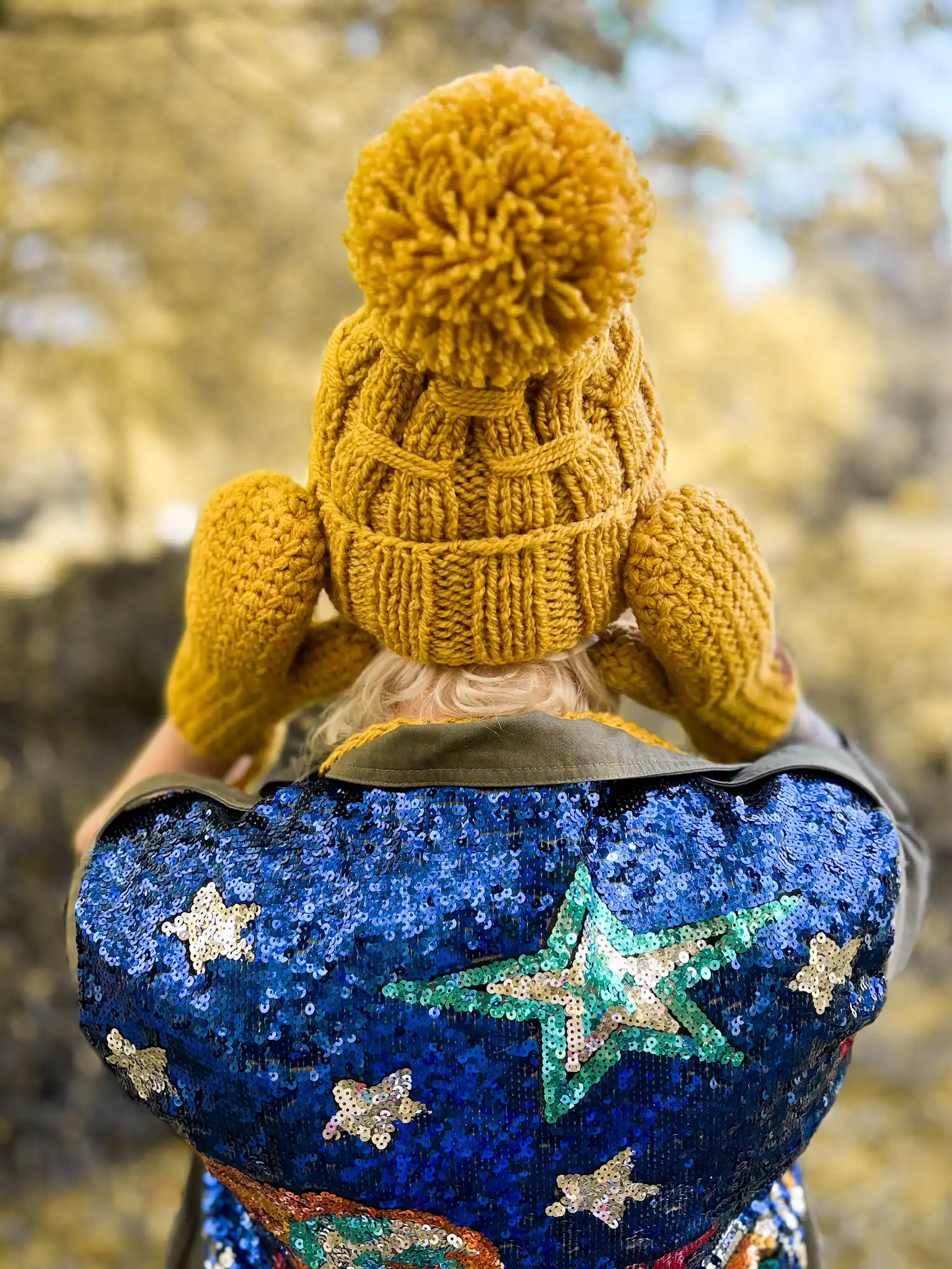 Czapka duży pompon EUFORIA "Miodowa musztarda" 87 trendy czapka z ciekawym splotem