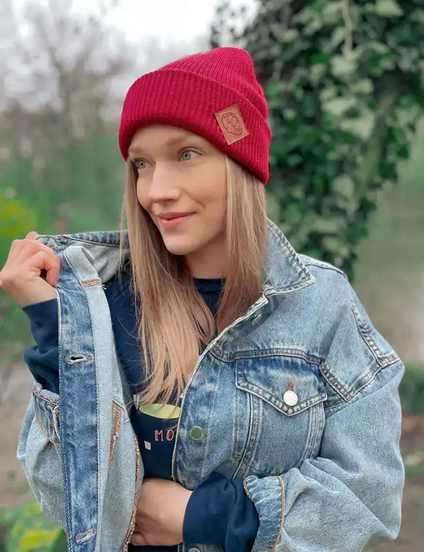 Czapka beanie logo ekoskórka "Czerwony" 31 truskawkowa czapka beanie Brain Inside