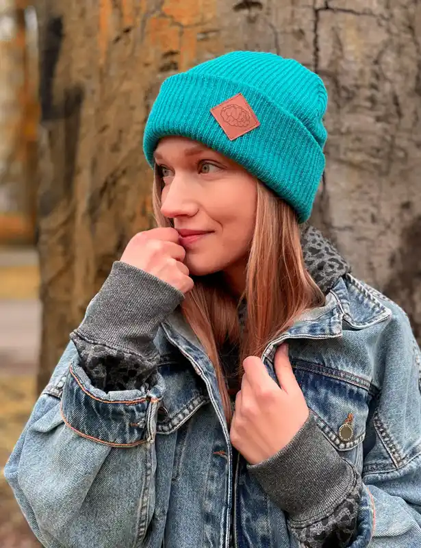 Czapka beanie logo ekoskórka "Turkus" 16 wywijana czapka beanie turkusowa Brain Inside