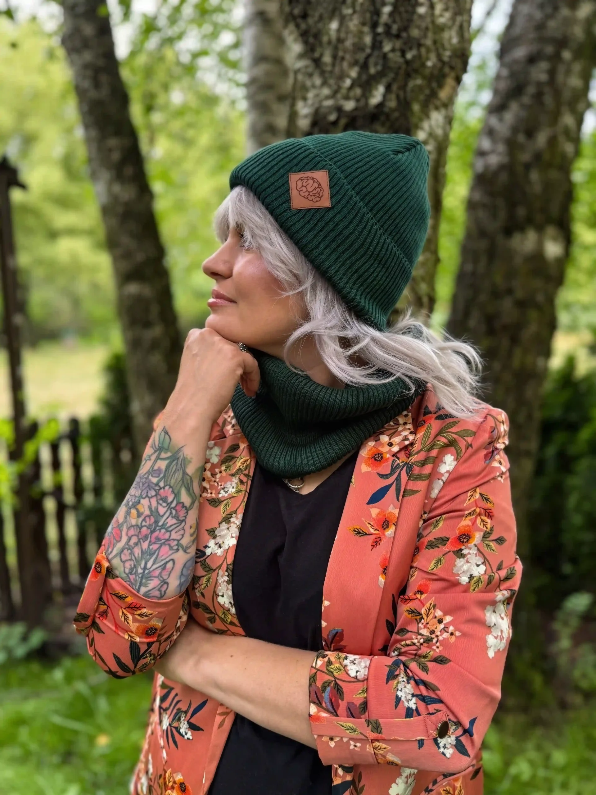 Bawełniana czapka beanie logo ekoskórka "Zielony" 189 wywinieta beanie zielona scaled 1