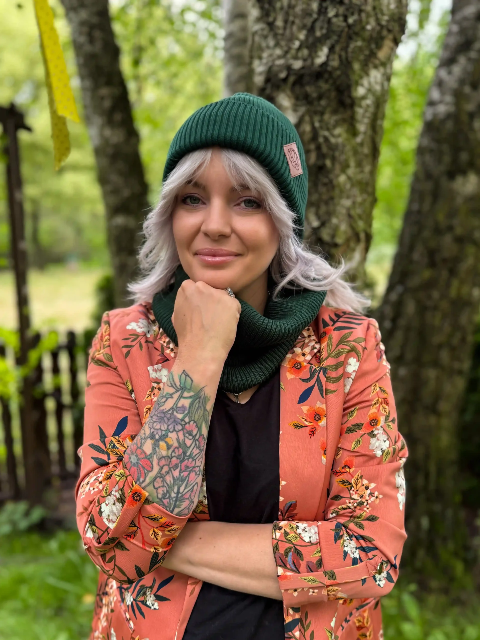 Bawełniana czapka beanie logo ekoskórka "Zielony" 45 wywinieta czapka damska zielona scaled 1