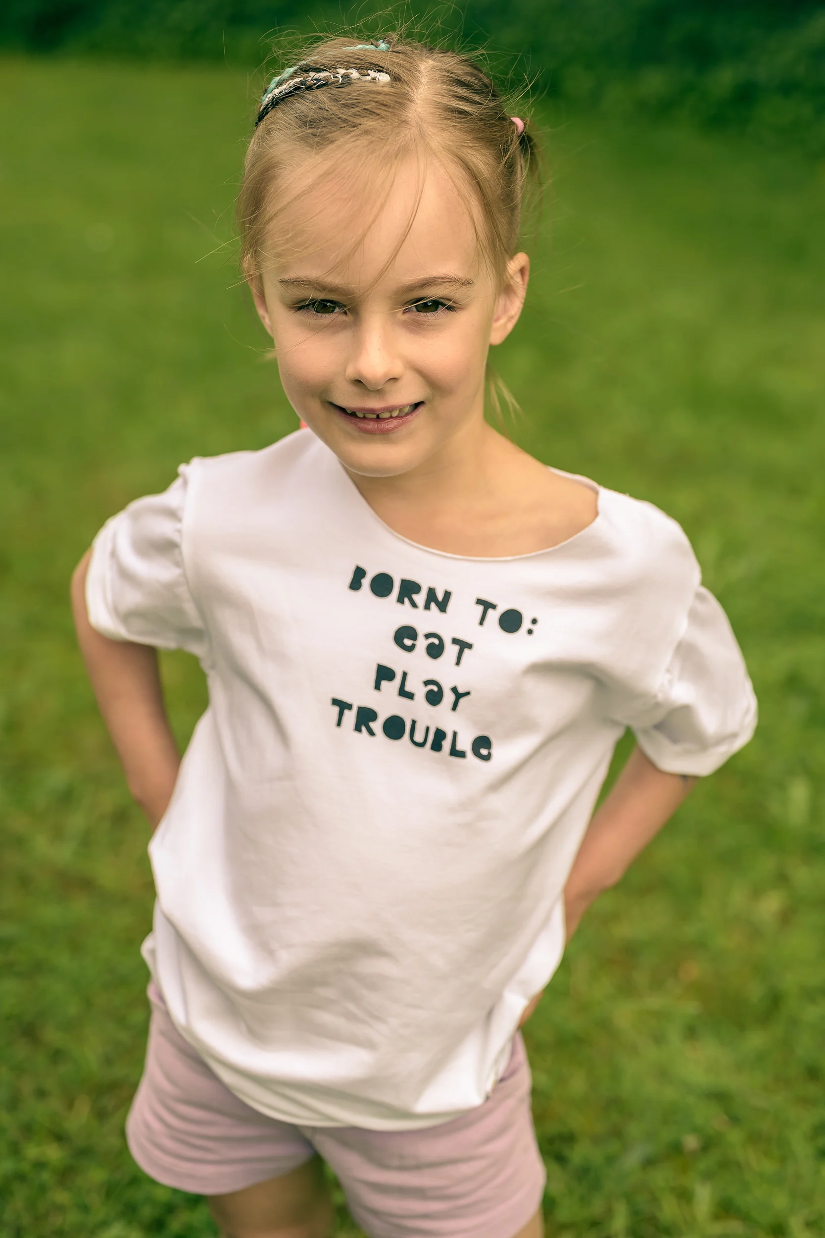 Koszulka dla dziecka biała "Bron to: eat play trouble" 1 zabawny napis koszulka dla dziecka