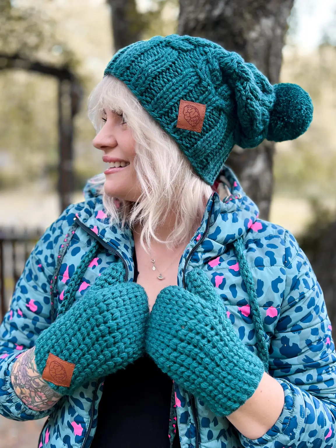 Czapka luźna z pomponem ENDORFINA ,,Leśny zielony" 176 zielona czapka merino 1