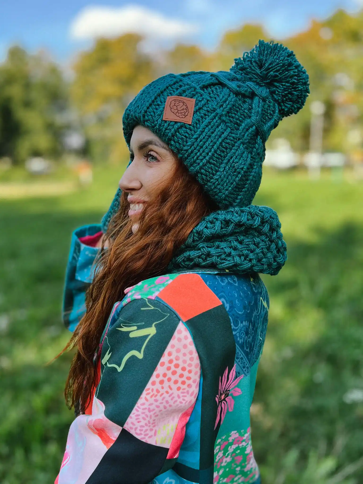 Czapka z dużym pomponem EUFORIA ,,Leśny zielony" 8 zielona krotka czapka z ogromnym pomponem