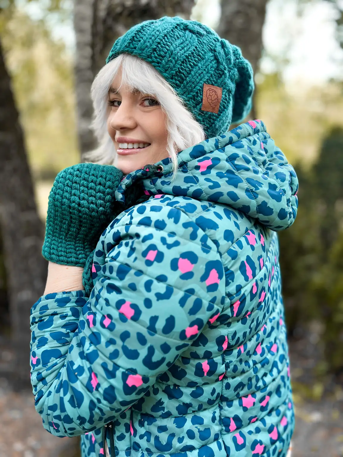 Czapka luźna z pomponem ENDORFINA ,,Leśny zielony" 179 zielona zimowa czapka unisex