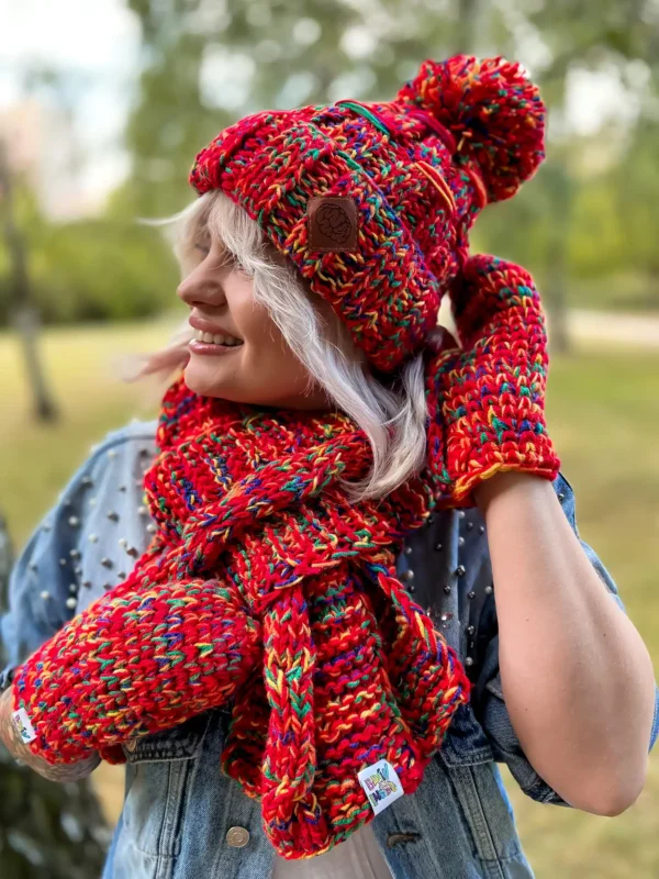Rękawiczki MERINO 50% handmade ze sznureczkiem ,,Czerwienie" 16 Czerwona czapka z dużym, puchatym pomponem i wywiniętym rantem