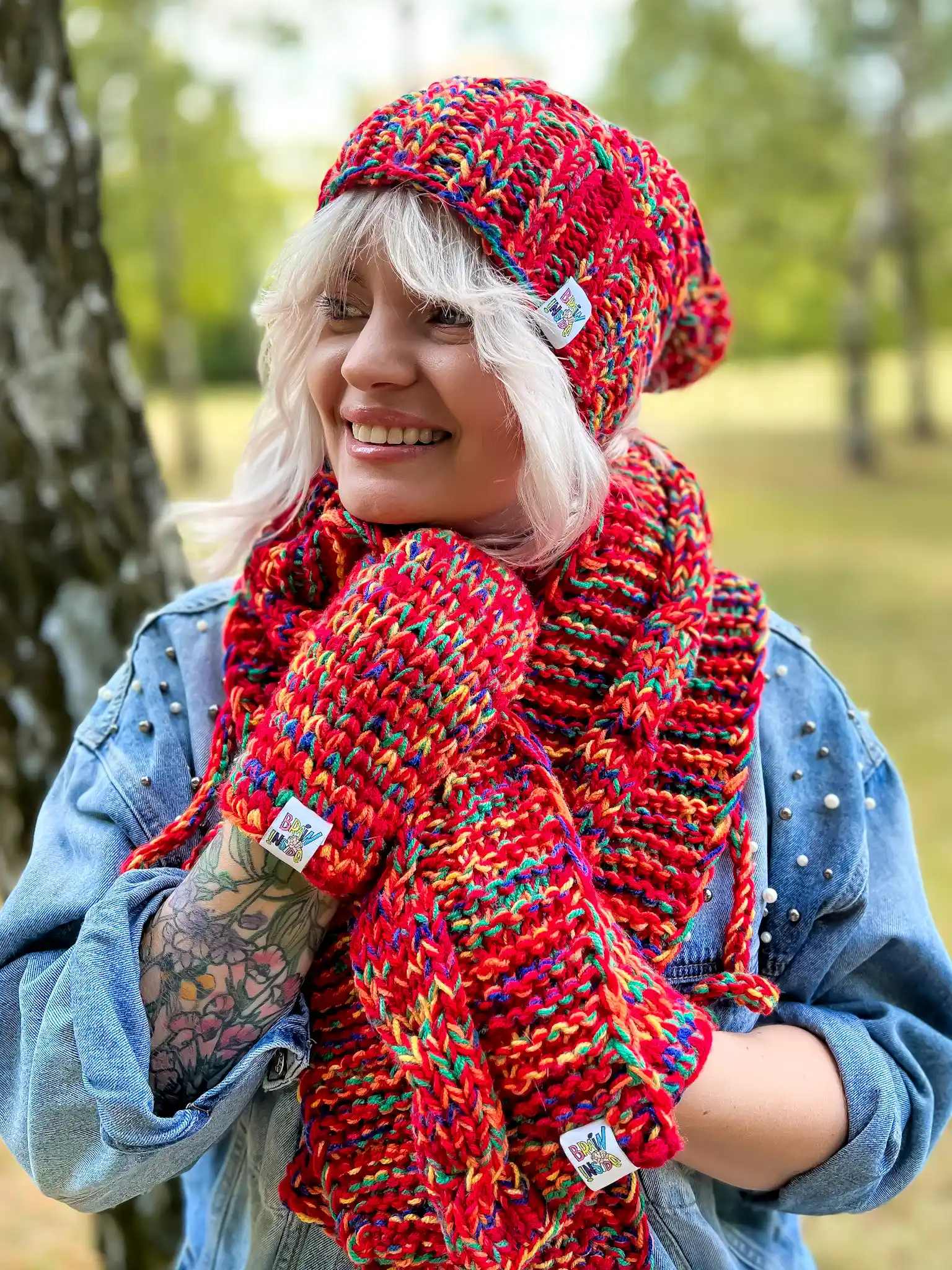 Rękawiczki MERINO 50% handmade ze sznureczkiem ,,Czerwienie" 103 Czerwona czapka z polarem i pomponem, ręcznie robiona