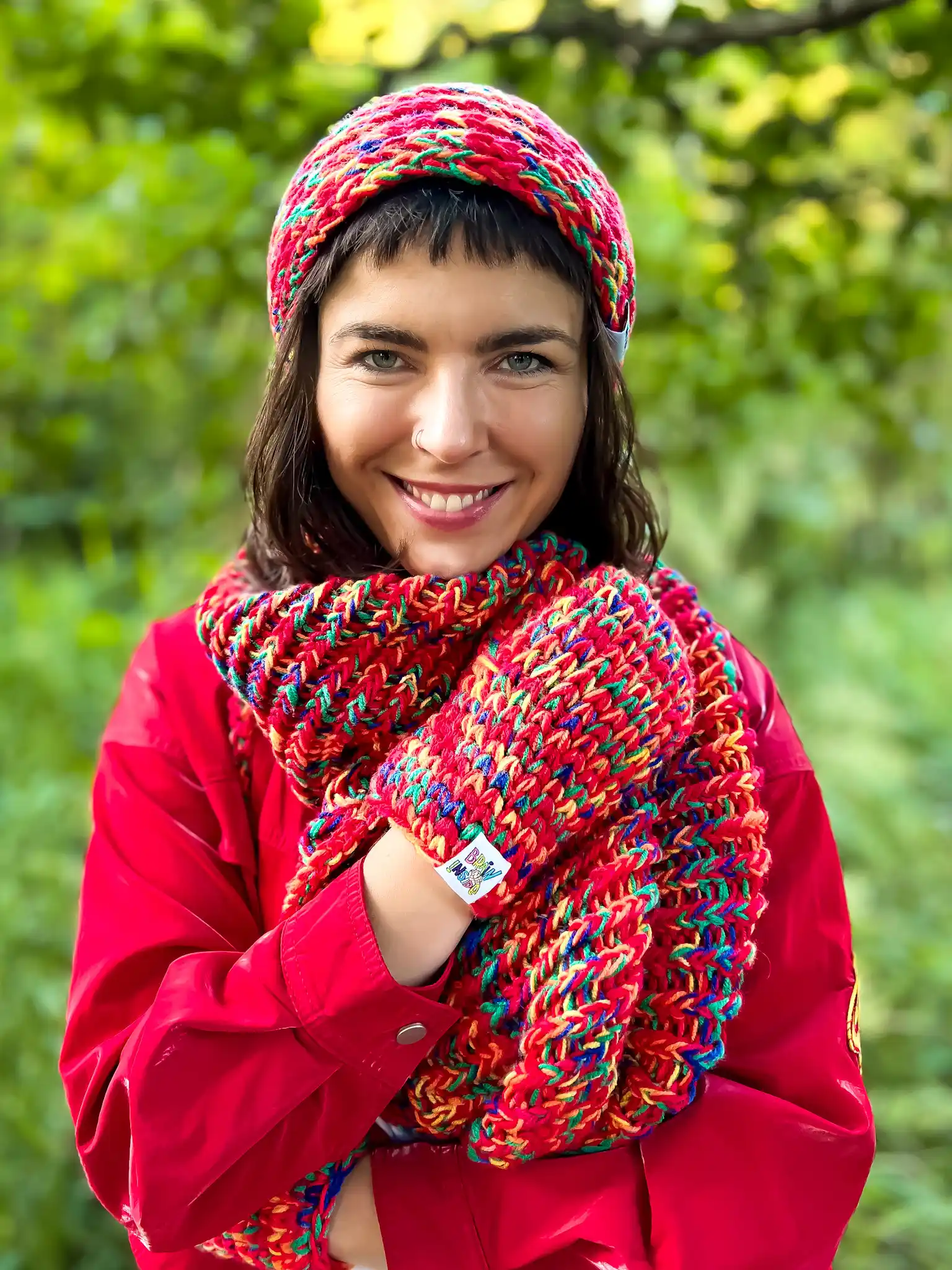 Rękawiczki MERINO 50% handmade ze sznureczkiem ,,Czerwienie" 32 Luźna czapka, chroniąca fryzurę
