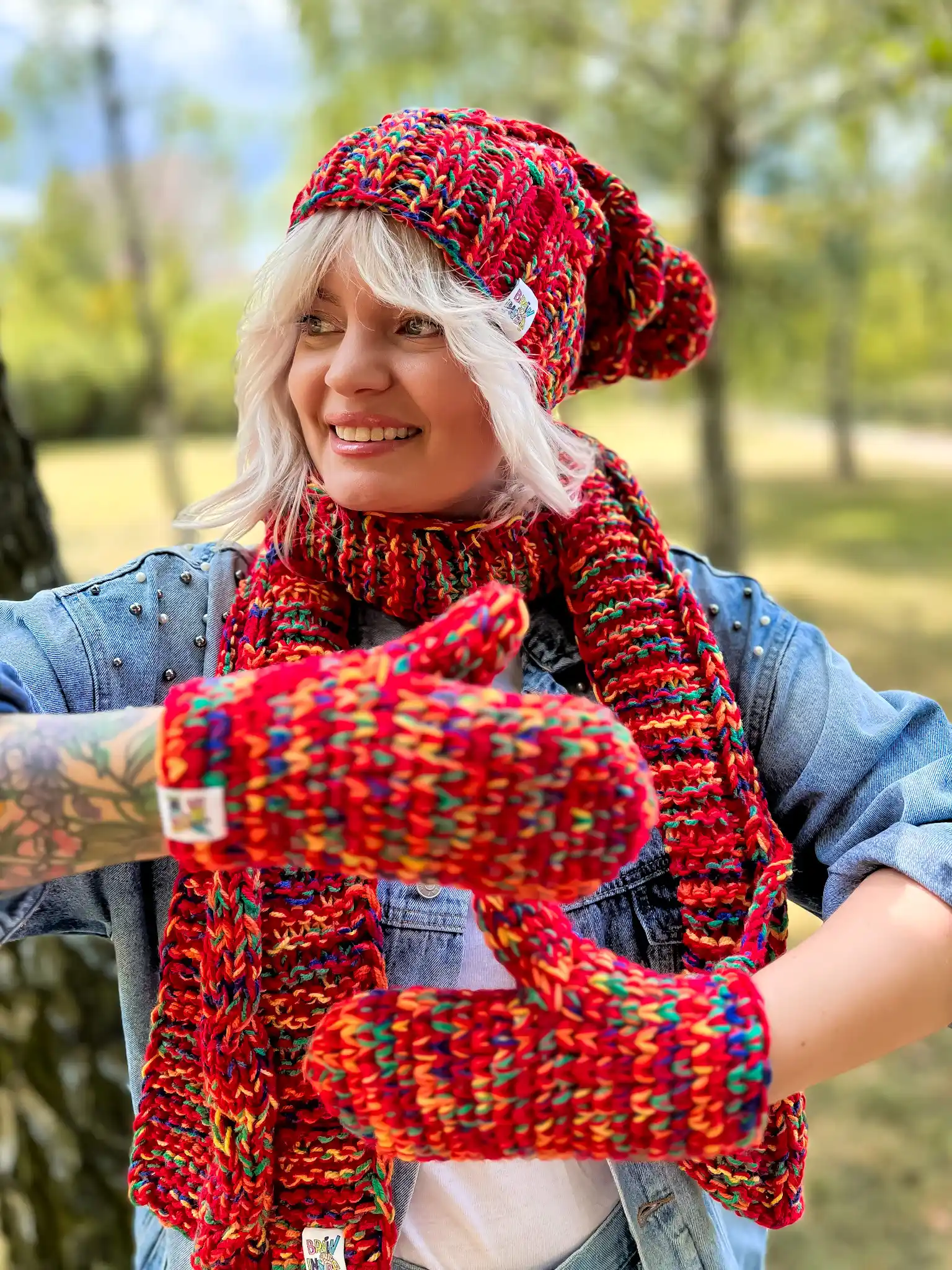 Rękawiczki MERINO 50% handmade ze sznureczkiem ,,Czerwienie" 29 Wygodna czerwona czapka z polarem, ręcznie robiona
