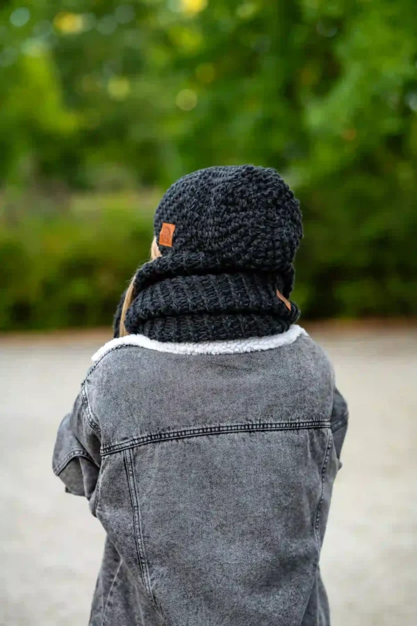 Komin MERINO 34% „Czarna Perła” 11 czapka damska z naturalnej wełny