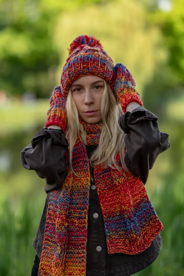 Czapka MERINO 100% Euforia "Przygaszone Czerwienie" 18 czapka damska z pomponem