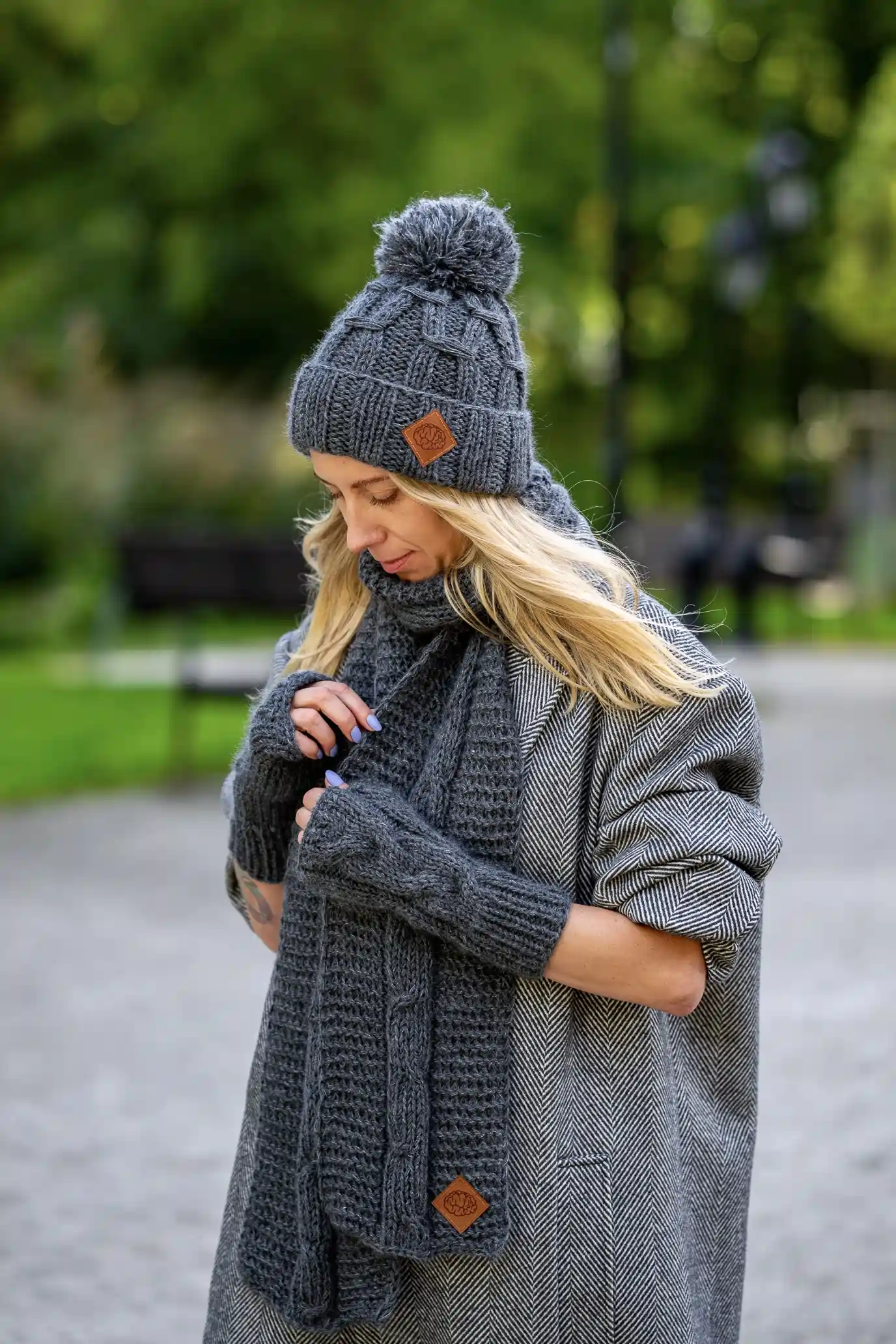Szal MERINO 67% „Ciemny Szary” 61 czapka merino z pomponem