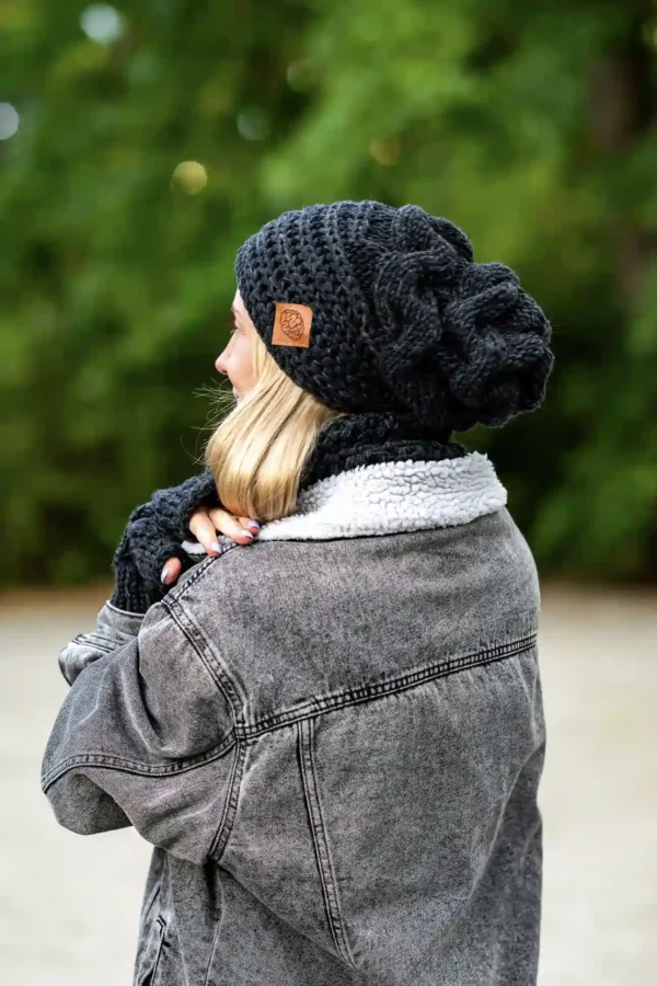 Czapka MERINO 34% This is it "Czarna Perła" 11 czapka o luźnym kroju