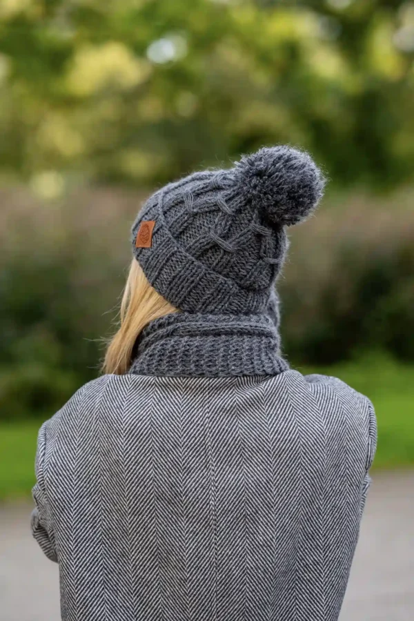 Czapka MERINO 67% Euforia "Ciemny Szary" 18 czapka wełniana z pomponem