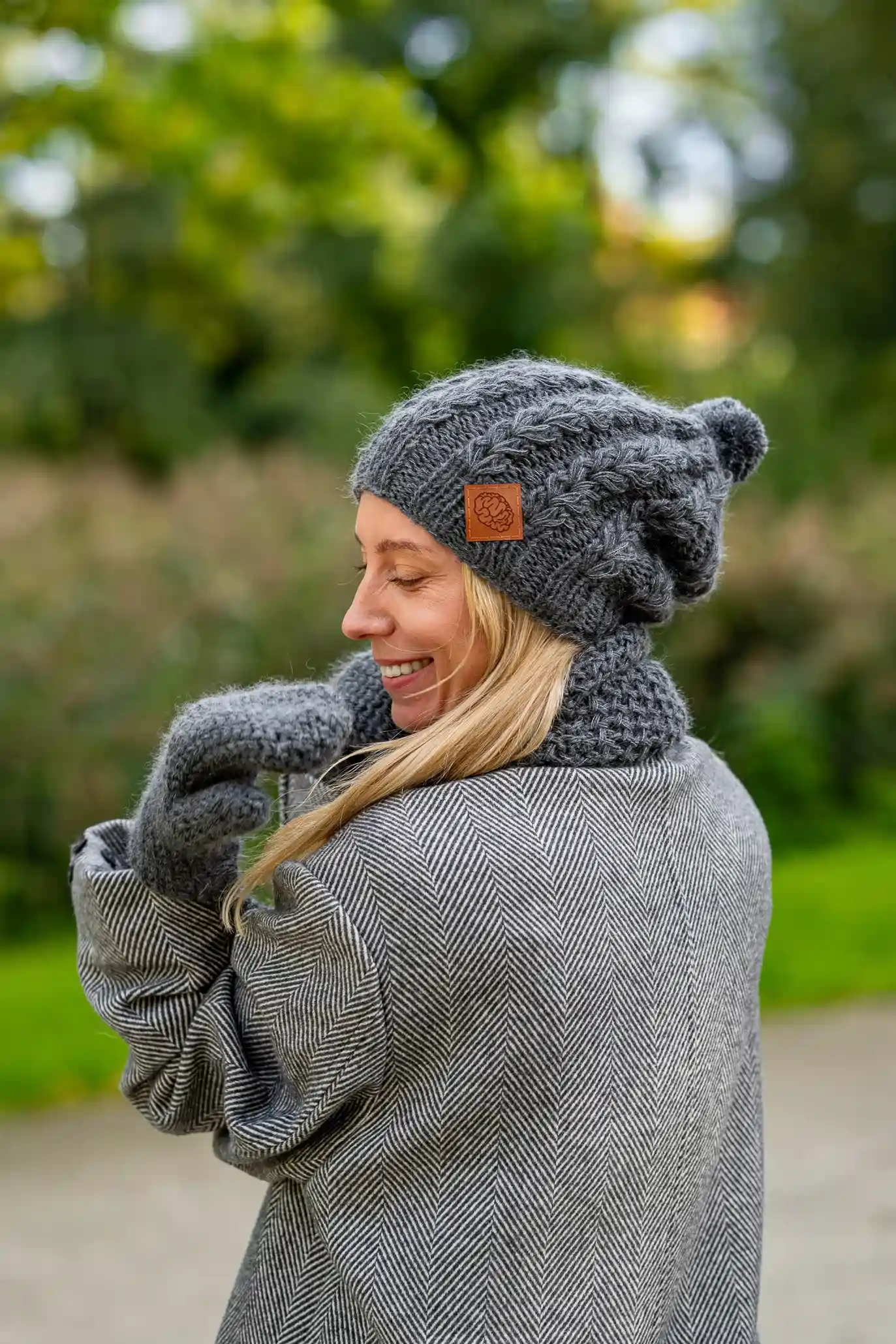 Rękawiczki MERINO 67% "Ciemny Szary" 47 czapka z alpaki z pomponem