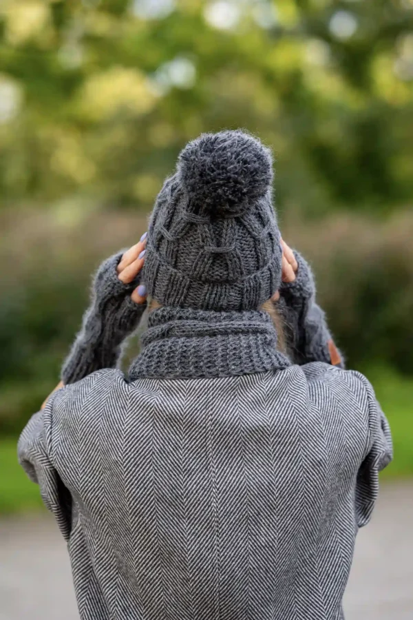 Czapka MERINO 67% Euforia "Ciemny Szary" 19 czapka z dużym pomponem