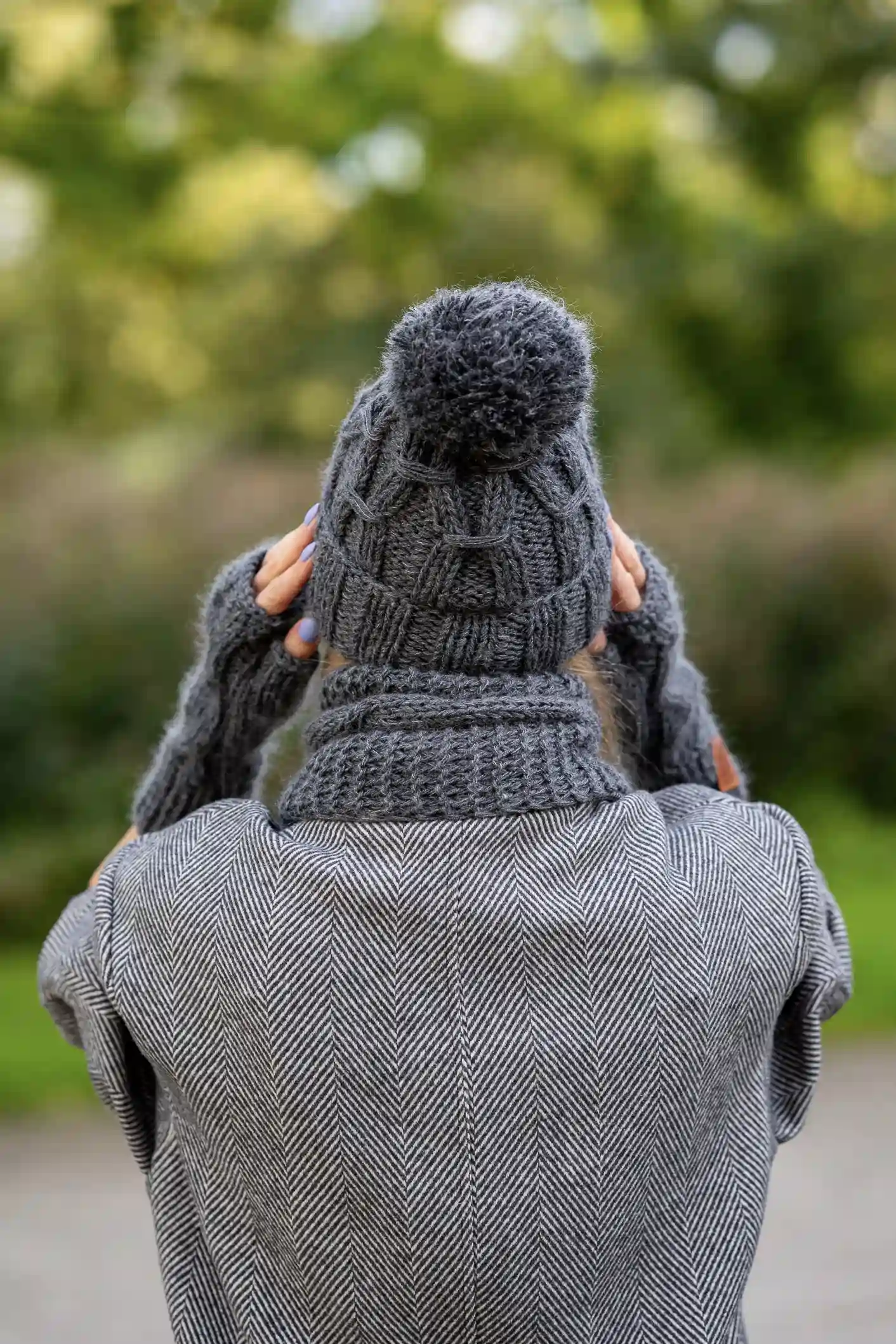 Czapka MERINO 67% Euforia "Ciemny Szary" 47 czapka z dużym pomponem
