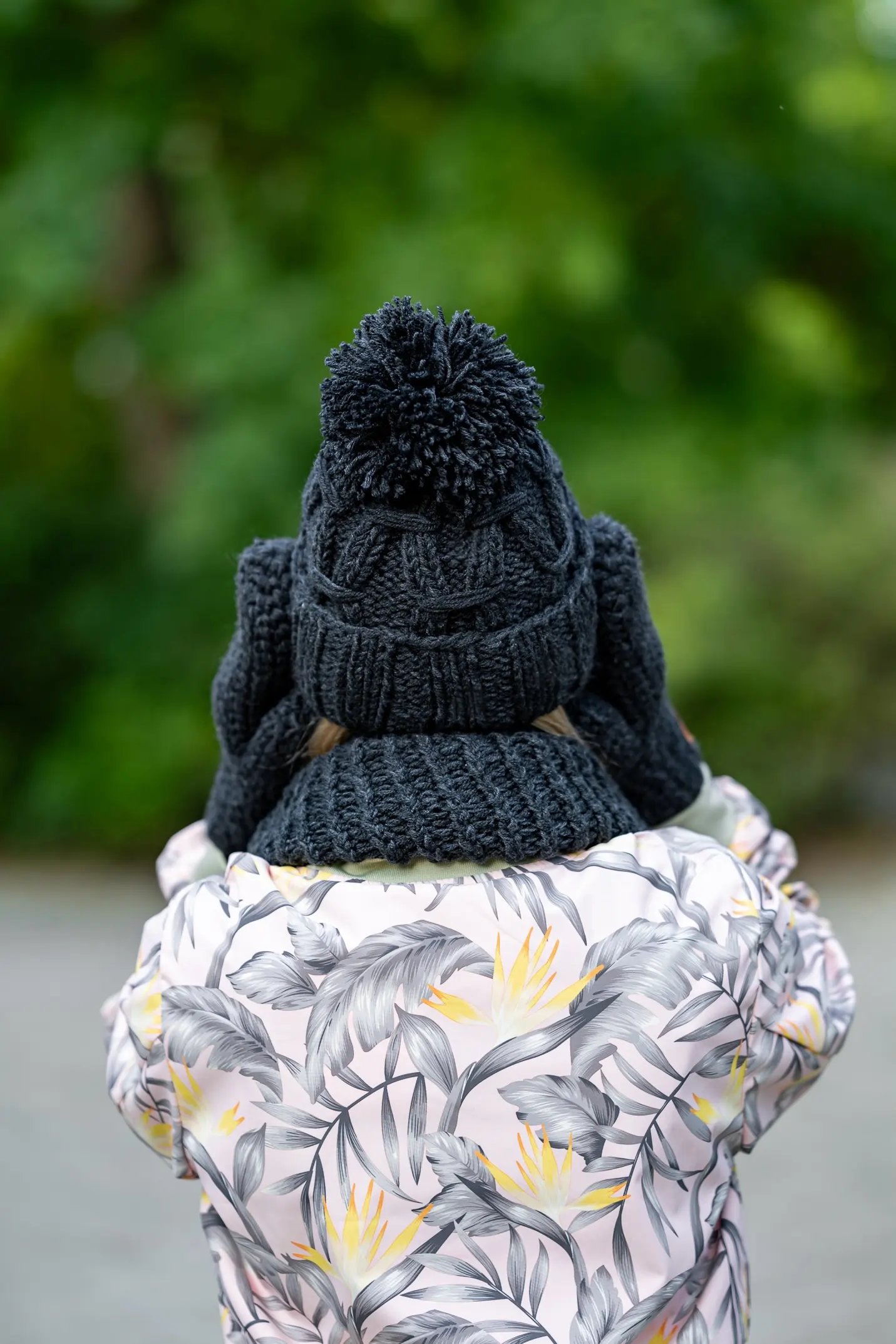 Czapka MERINO 34% Euforia "Czarna Perła" 34 czapka z dużym pomponem