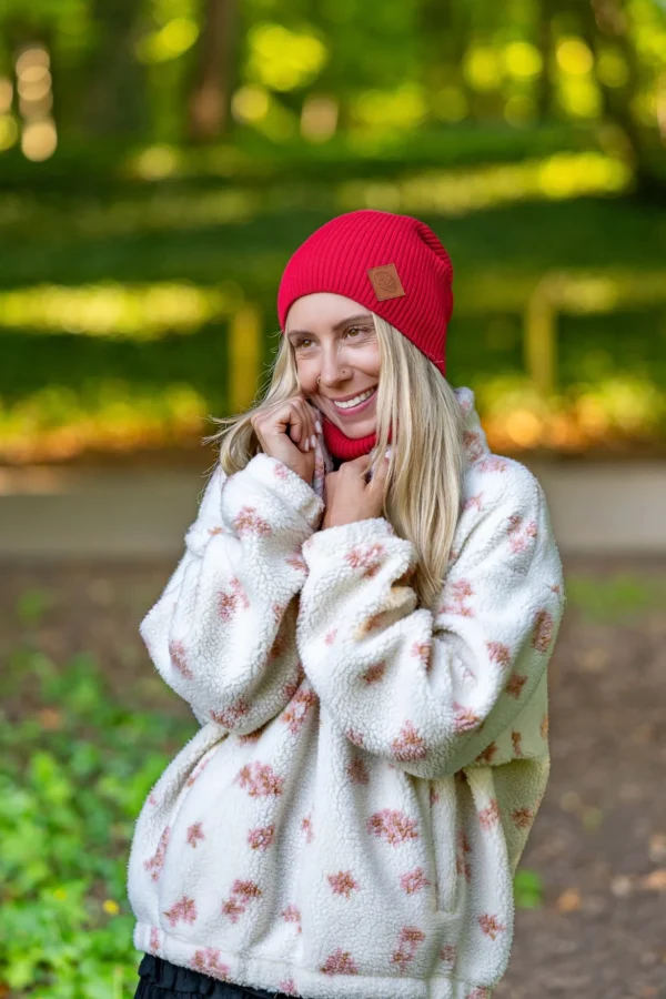 czerwona czapka na jesień