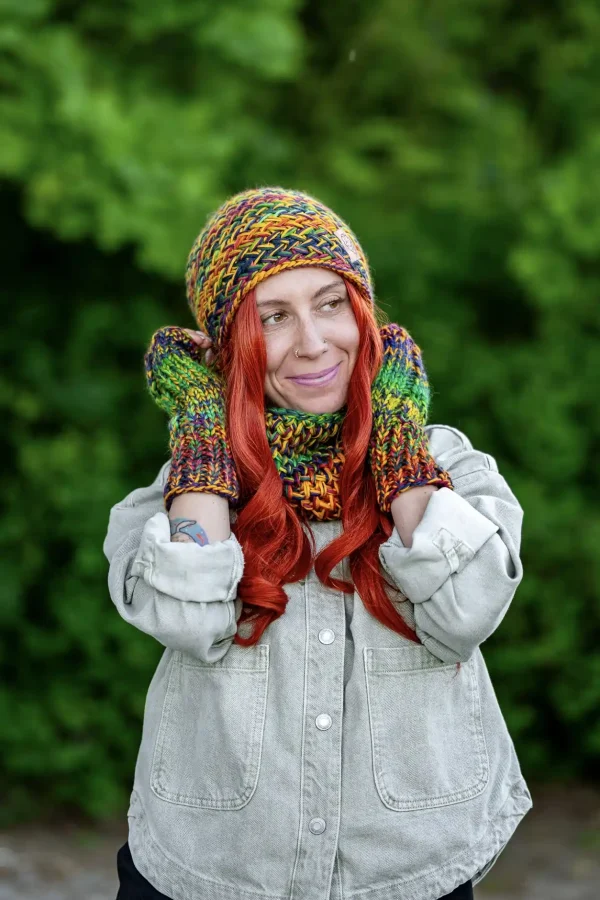 Komin MERINO 100% „Kolory” 32 klasyczna czapka z miękkiej wełny