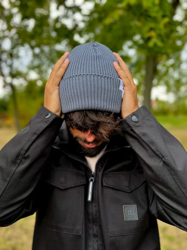 Męska czapka beanie z bawełny logo kolorowe "Ciemny szary" 18 Bawełniana złodziejka męska – klasyczna elegancja