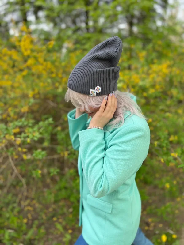 Luźna czapka z bawełny logo kolorowe "Ciemny szary" 15 Beanie w grafitowym odcieniu, która dodaje charakteru każdej stylizacji – czapka przejściówka.