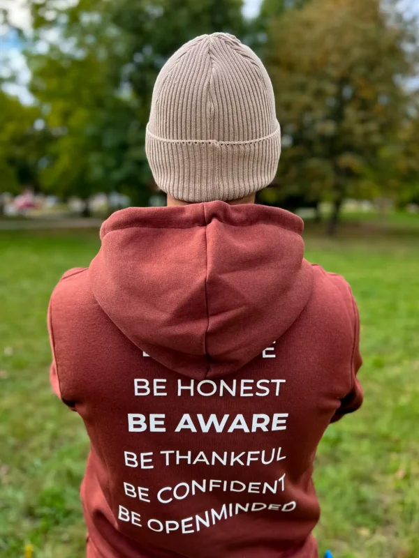 Beżowa męska beanie – minimalistyczny styl