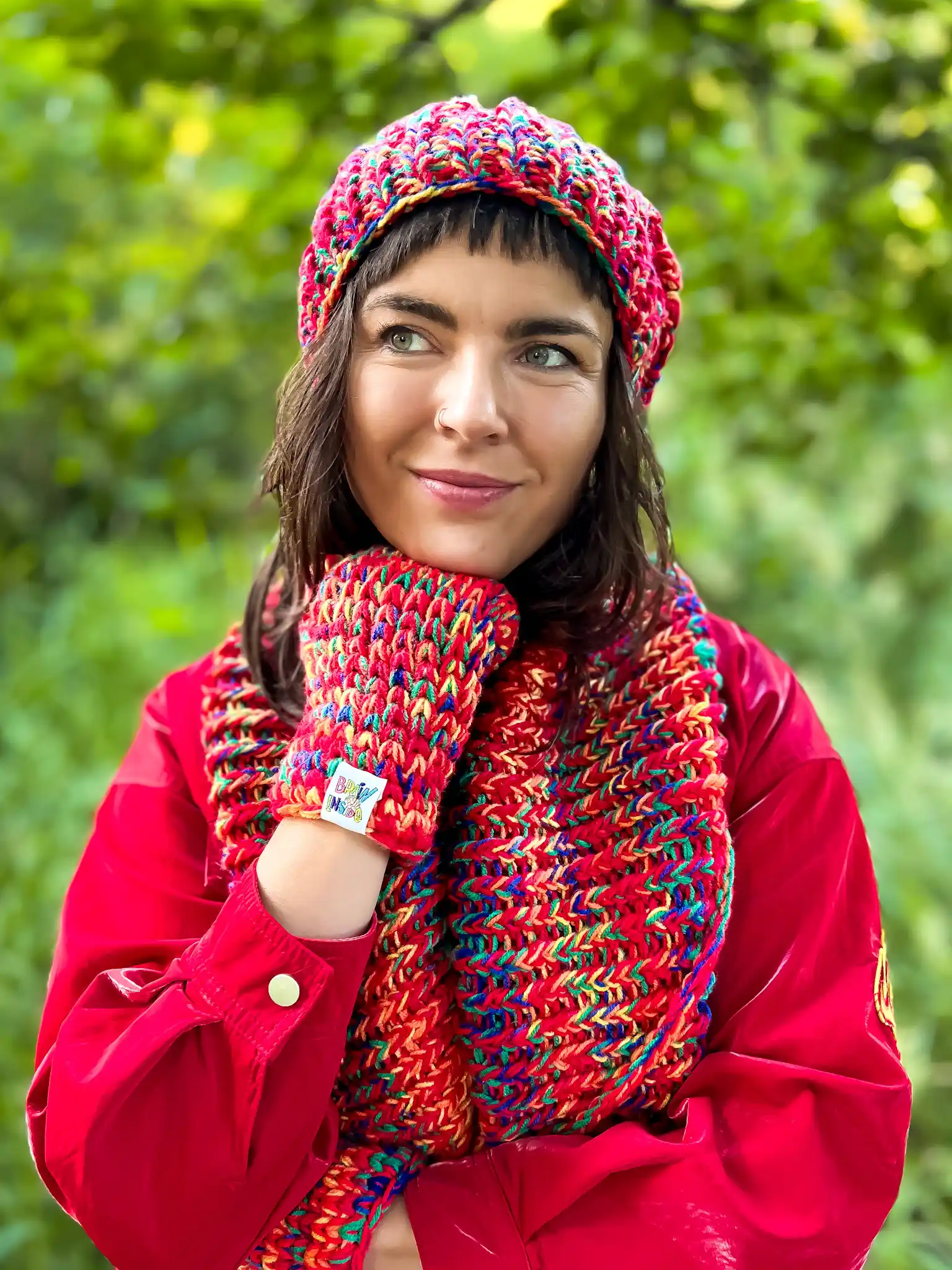 Rękawiczki handmade ze sznureczkiem ,,Czerwienie" 81 Czerwone mitenki, wykonane na drutach