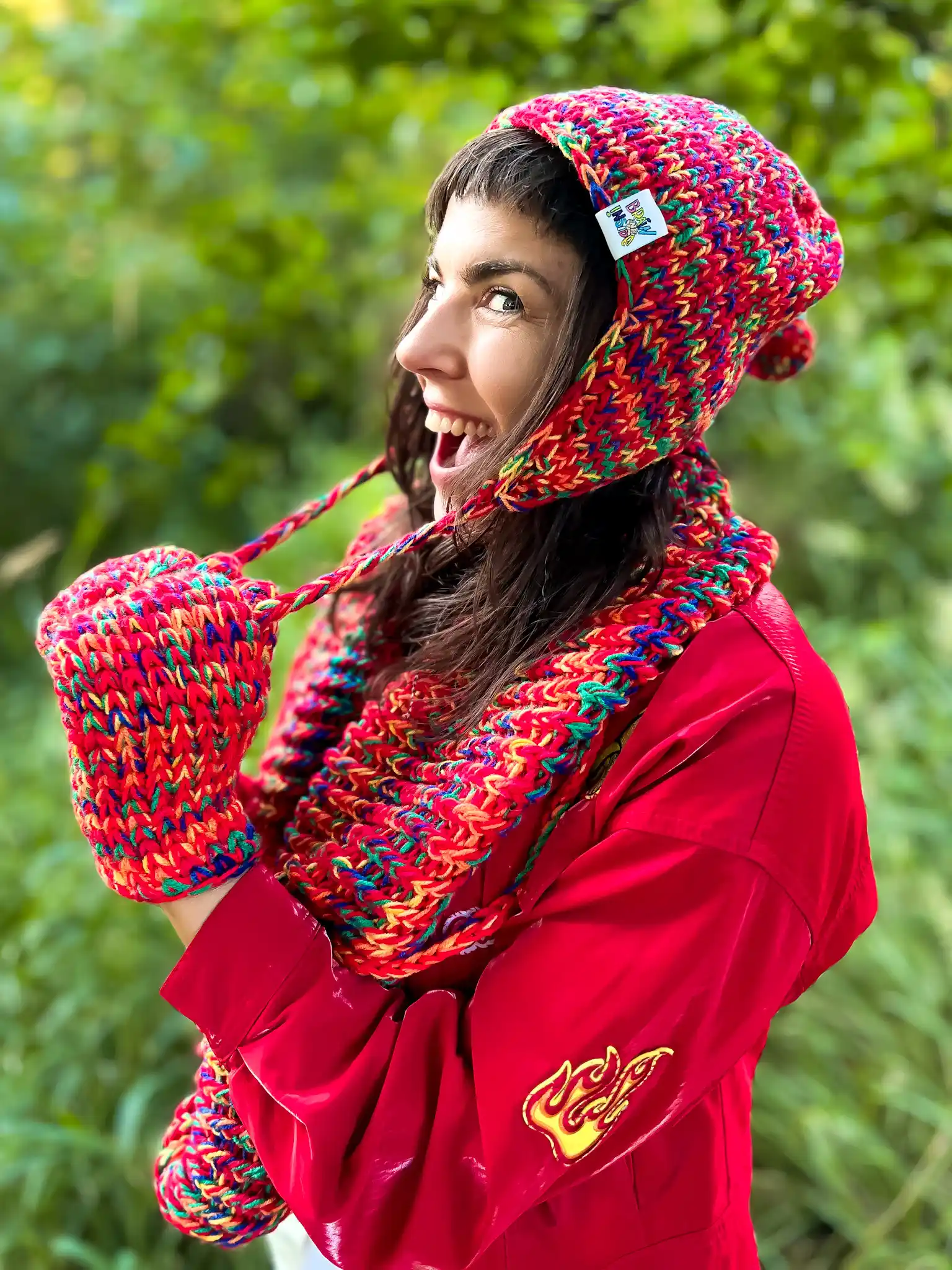 Rękawiczki handmade ze sznureczkiem ,,Czerwienie" 84 Dziergane czerwone mitenki, ciepłe i stylowe