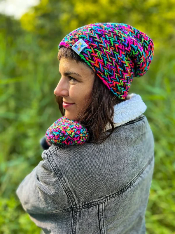 Elegancja i komfort – wełniana czapka slouchy, idealna na każdą okazję.