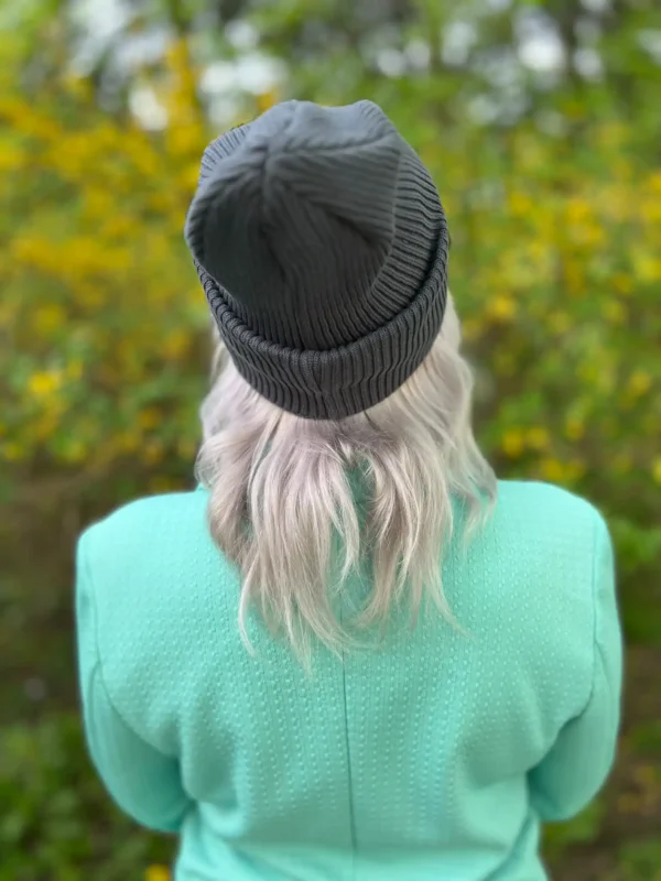 Luźna czapka z bawełny logo kolorowe "Ciemny szary" 16 Szara czapka przejściówka – stylowy dodatek na każdą porę roku.