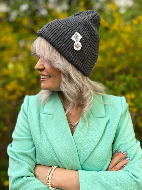 Luźna czapka z bawełny logo kolorowe "Ciemny szary" 13 Idealna na chłodniejsze dni – szara czapka beanie.