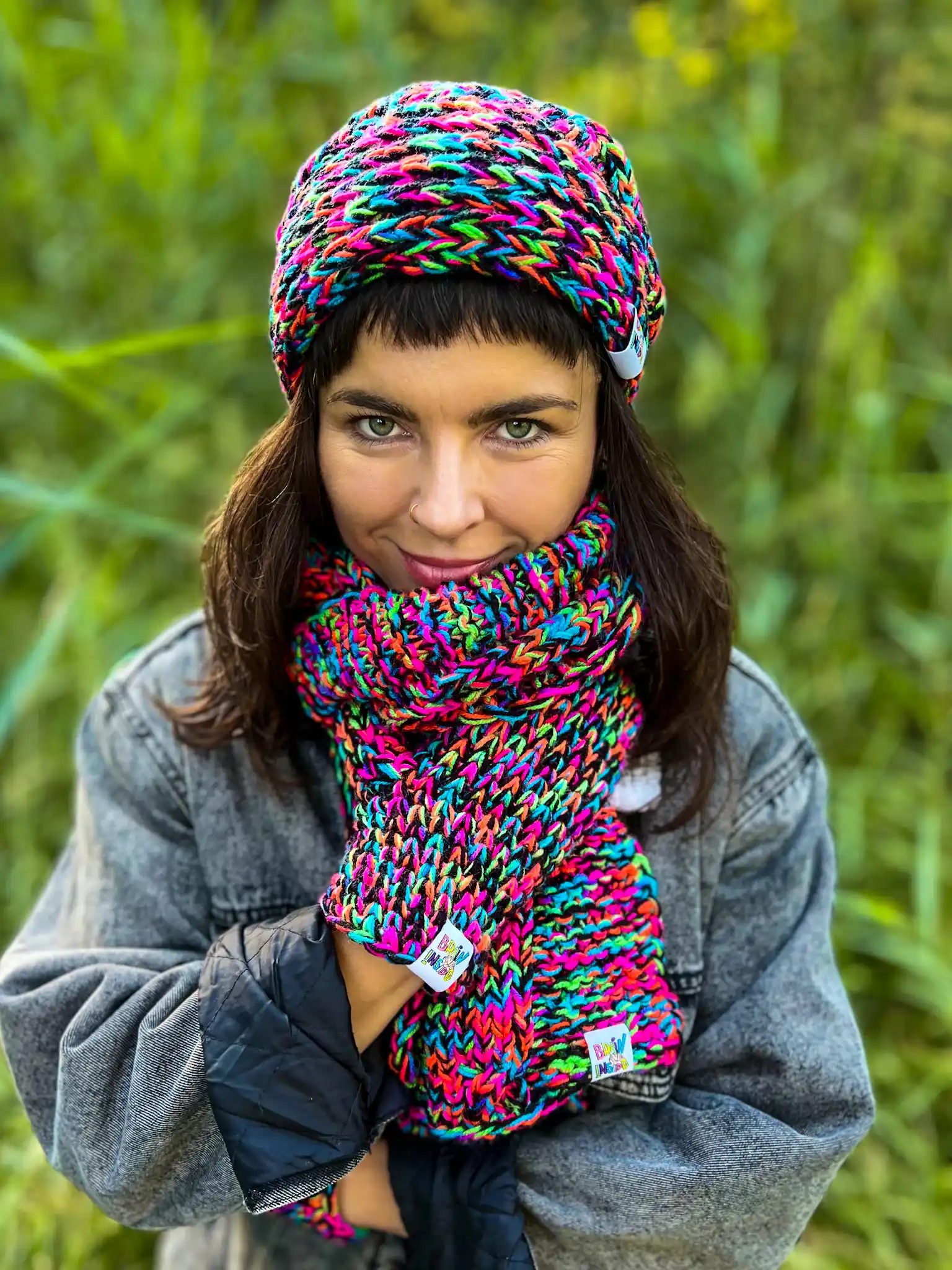 Luźna czapka MERINO 34% "Czarne kolorki" THIS IS IT 150 Luźna czapka niepsująca fryzury – Styl i wygoda dla Twoich włosów.