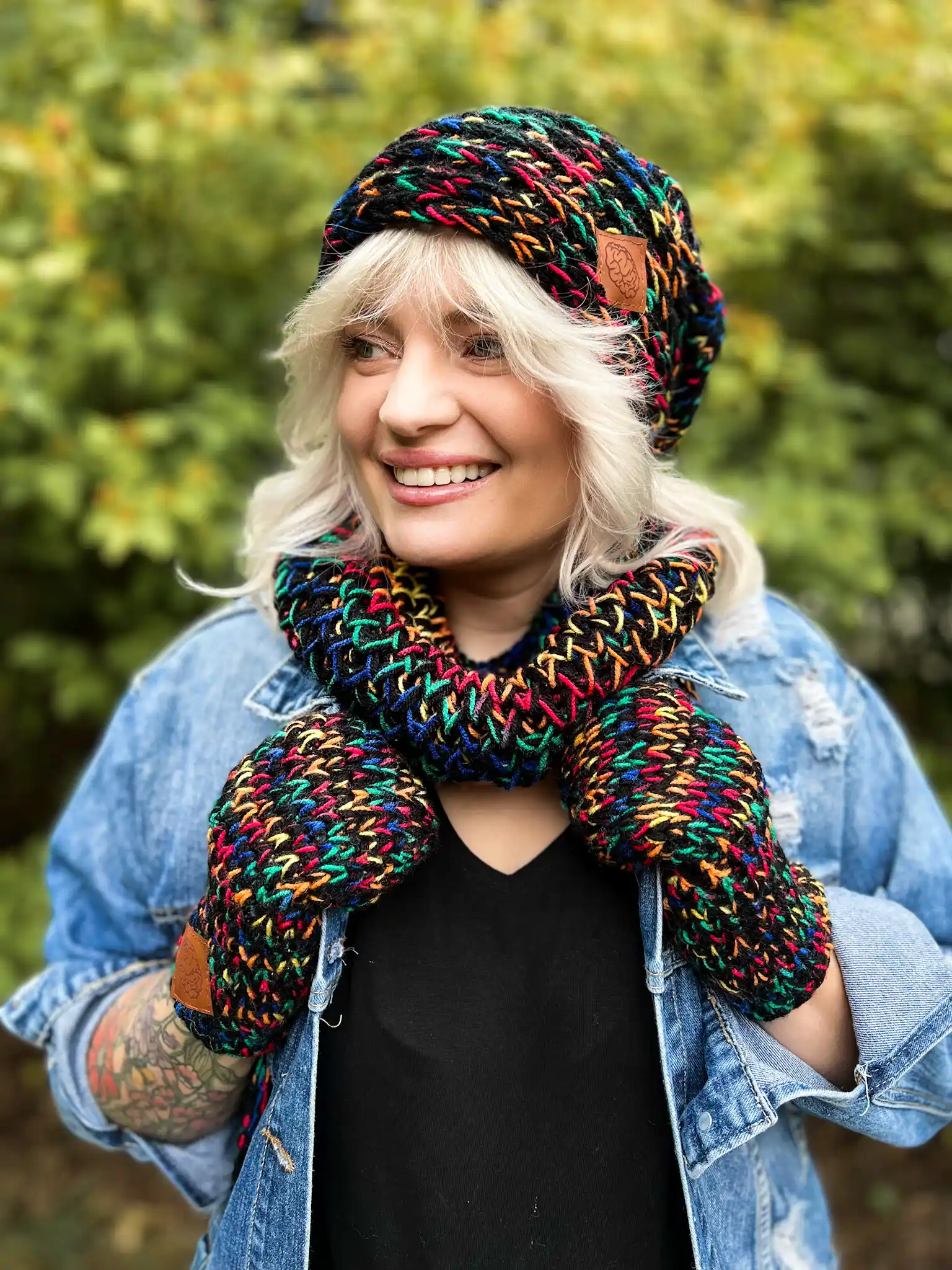 Czapka MERINO 66% nieugniatająca włosów ,,Czarne czerwienie" THIS IS IT 3 Luźna czapka niepsująca fryzury – komfort i elegancja w jednym.Luźna czapka niepsująca fryzury – komfort i elegancja w jednym.