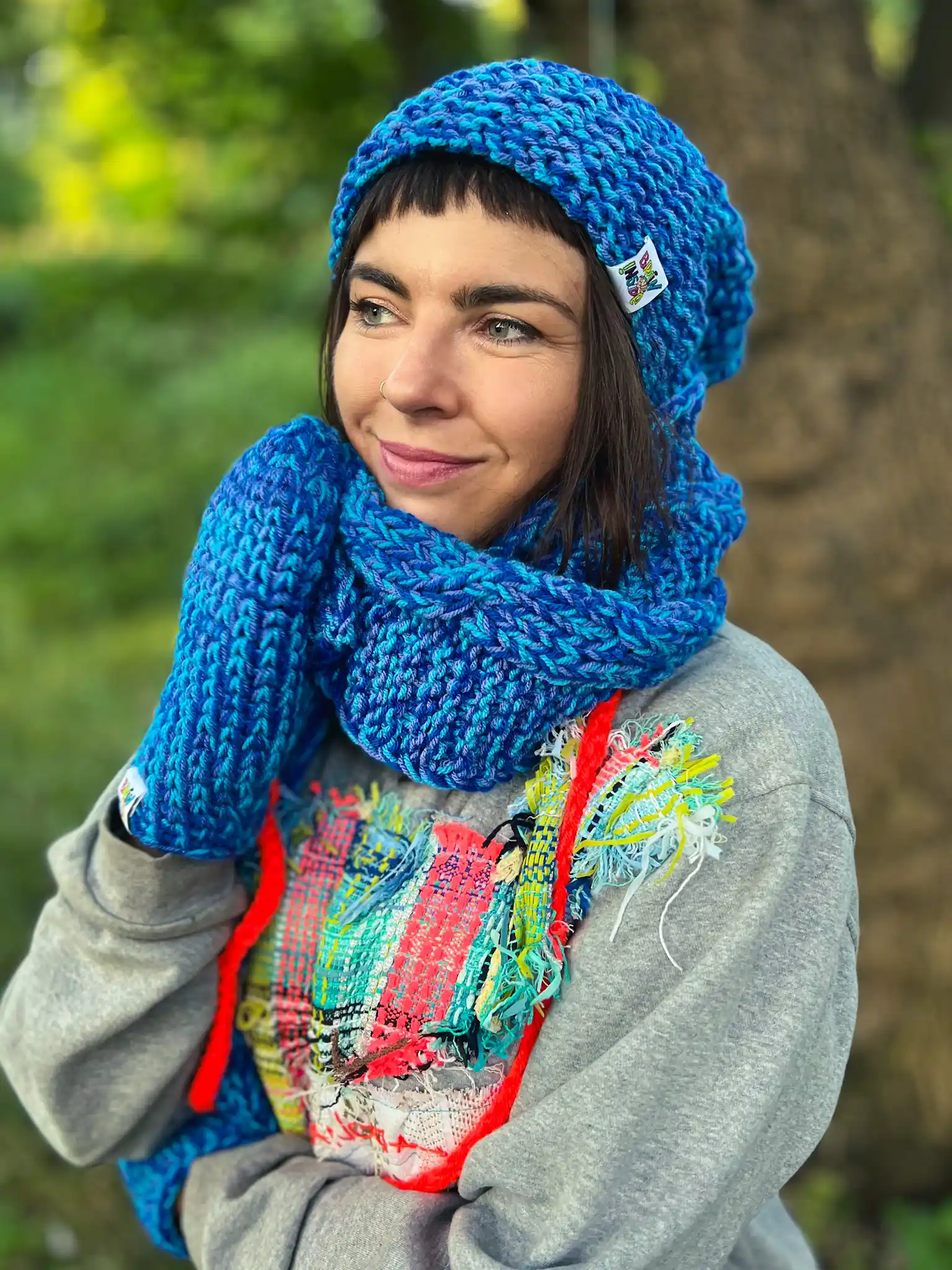 Luźna czapka MERINO 66% "Niebieskości" NEVERLAND 105 Luźna niebieska czapka typu slouchy, wykonana ręcznie z polarową podszewką – doskonała ochrona przed zimnem.