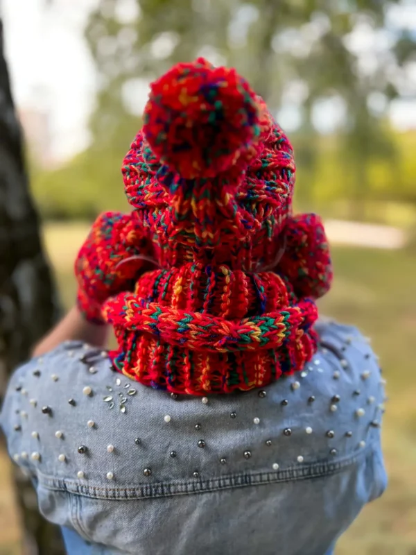 Modna czapka merino z pomponem – połączenie stylu i funkcjonalności na chłodne dni