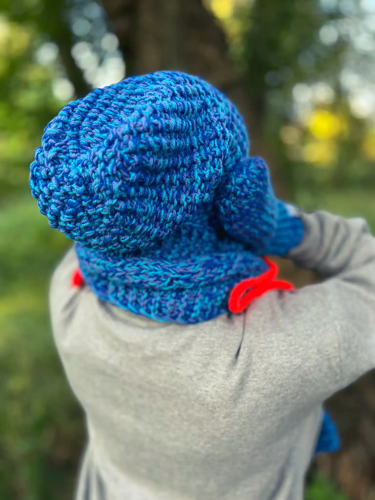 Luźna czapka MERINO 100% "Niebieskości" NEVERLAND + podszewka BAWEŁNA 92 Niebieska czapka slouchy, luźna w stylu i ciepła dzięki ręcznemu wykonaniu oraz podszywce z polarem.