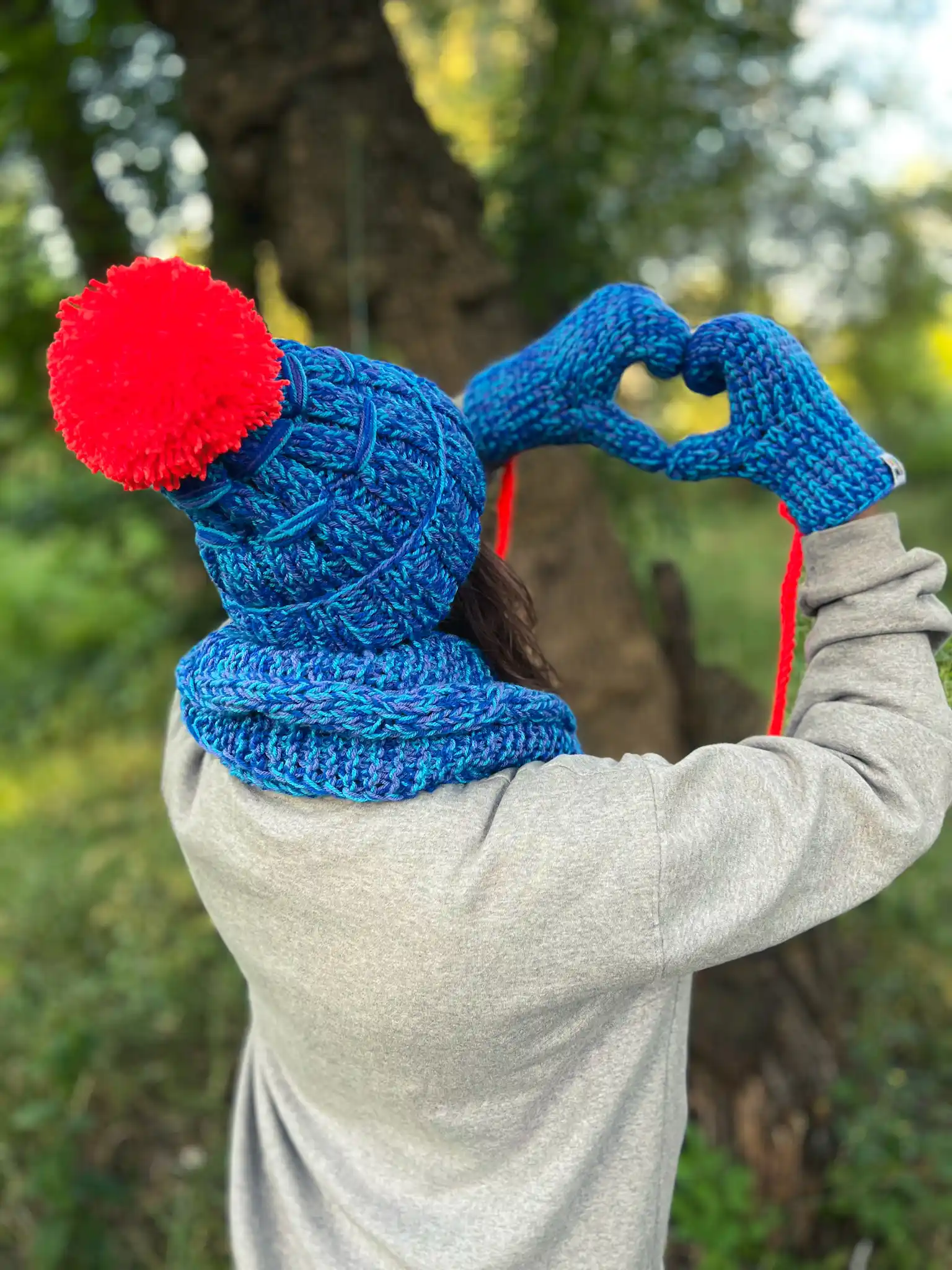 Czapka z wielkim pomponem MERINO 66% ,,Niebieskości" EUFORIA 14 Niebieska czapka z wywijanym brzegiem i dużym pomponem w odcieniu pomarańczy, wykonana przez seniorki z Poznania.