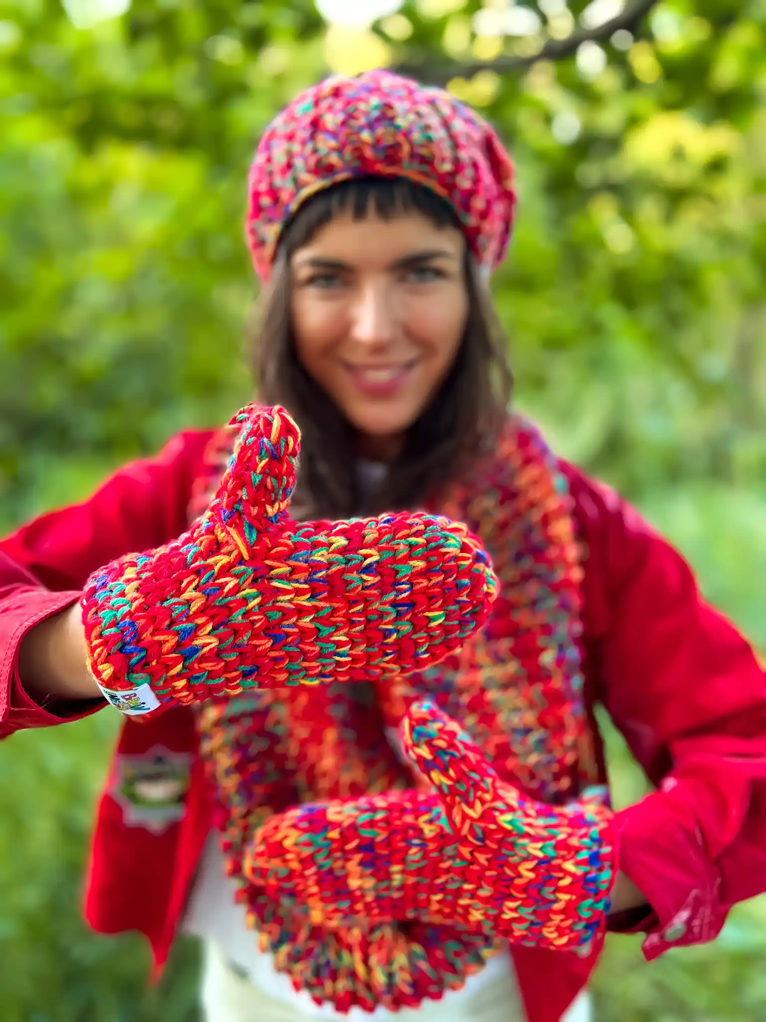 Rękawiczki handmade ze sznureczkiem ,,Czerwienie" 78 Ręcznie robione czerwone mitenki, idealne na zimę